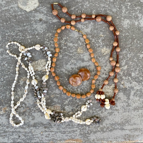 Neutral Vintage Jewelry Lot - 3 Necklaces, 1 Earrings - Picture 4 of 13